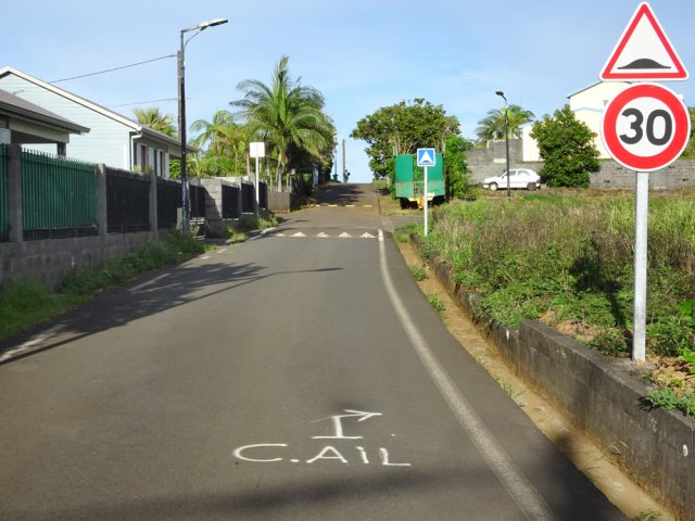 Tourner à droite sur l'Allée des Marguerites pour emprunter l'Impasse des Grévilléas