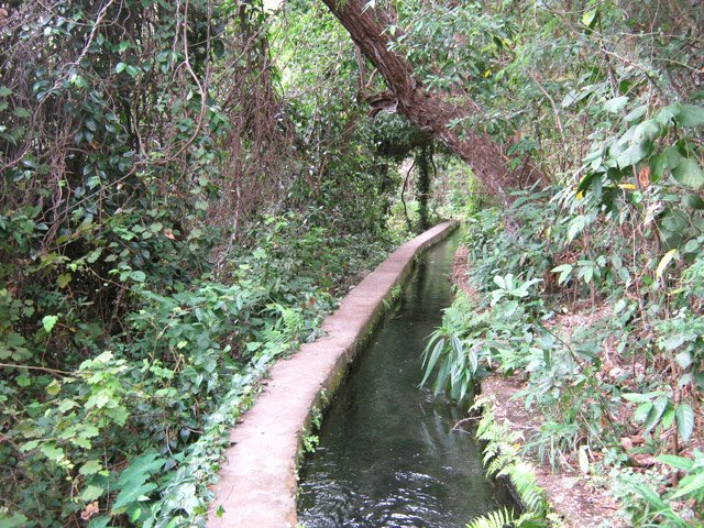 Le sentier est le bord du canal. Attention à la glissade par temps humide