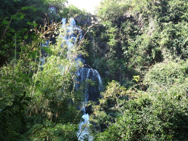 La cascade depuis la porte qui en interdit l'accès