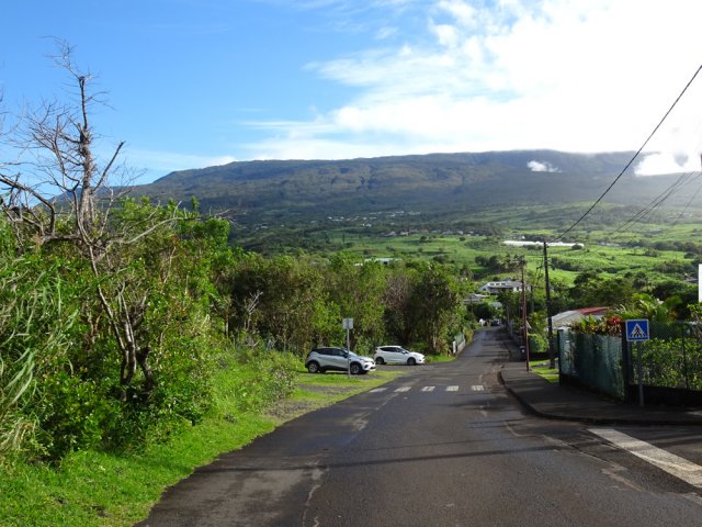 Le village paisible et ses vues sur les Hauts de la Crête