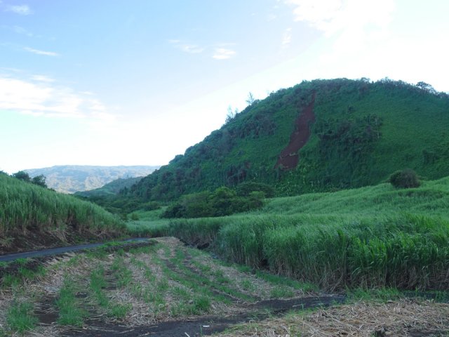 On rejoint rapidement le pied du Piton Langevin