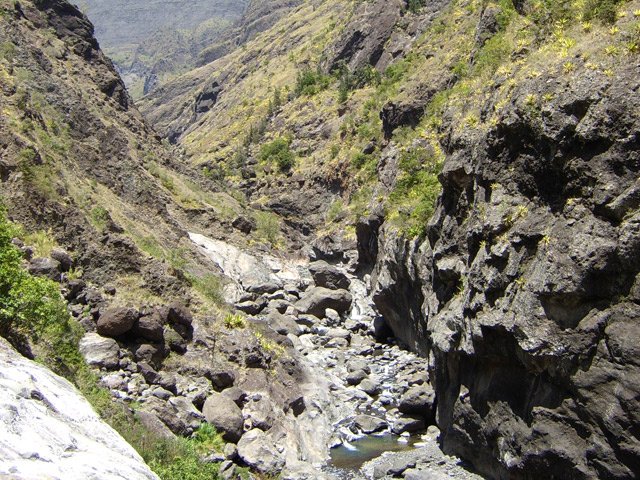 On distingue mieux la Rivière des Galets en début de montée