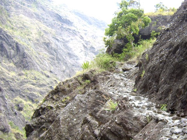 Le sentier a été cimenté pour une meilleure accroche des semelles
