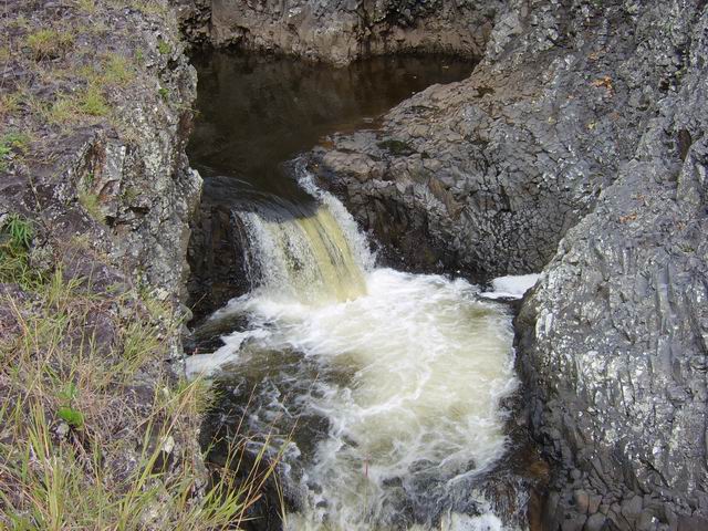 Tumultueuse rivière qui incite au canyoning