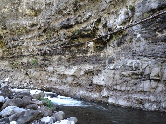 Une canalisation court encore le long de la paroi verticale