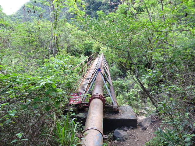 La passerelle se contourne désormais par la ravine