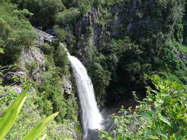La même cascade depuis le sentier remontant au village