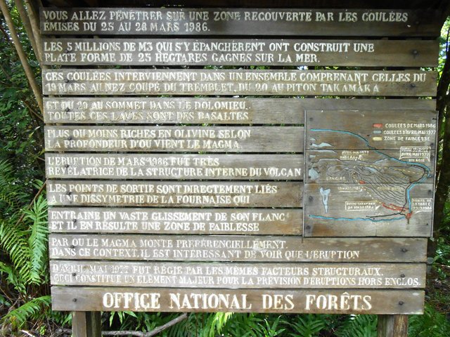 Un ancien panneau explicatif sur la coulée de 1986 à la fin de la boucle