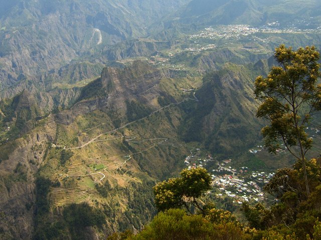 Le Gros Morne de Gueule Rouge, la route de Cilaos et celle de Palmiste Rouge