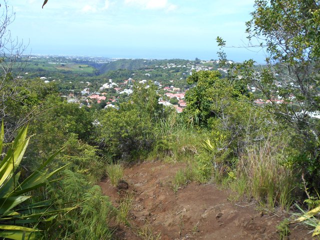 Le sentier dans la montée avec vues sur l'Entre Deux