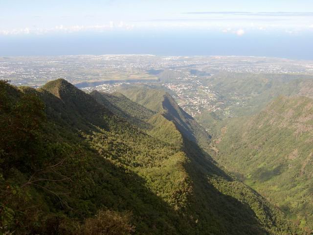 A gauche, la Grande Jument ; au centre le Zèbre ; au loin l'océan.