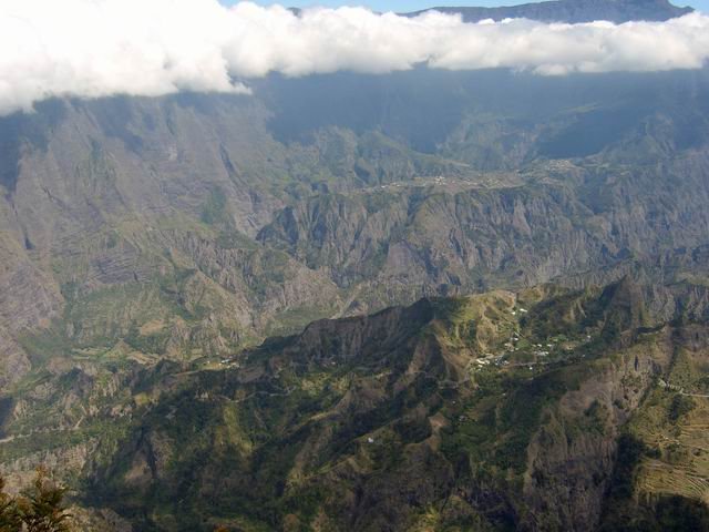 Panorama sur le Cirque de Cilaos. Penser à arriver tôt pour éviter les nuages.