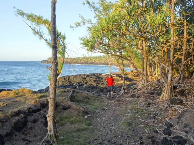 Agréable sentier passant en bord de mer