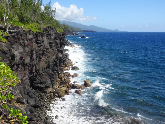 On devine l'épave du Tresta Star qui indique la fin de la randonnée littorale