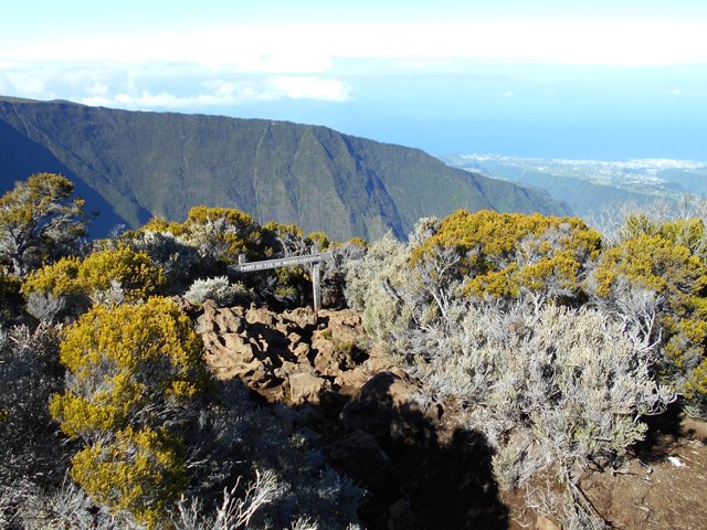 Le point de vue et sa pancarte. Au loin, Saint-Joseph.