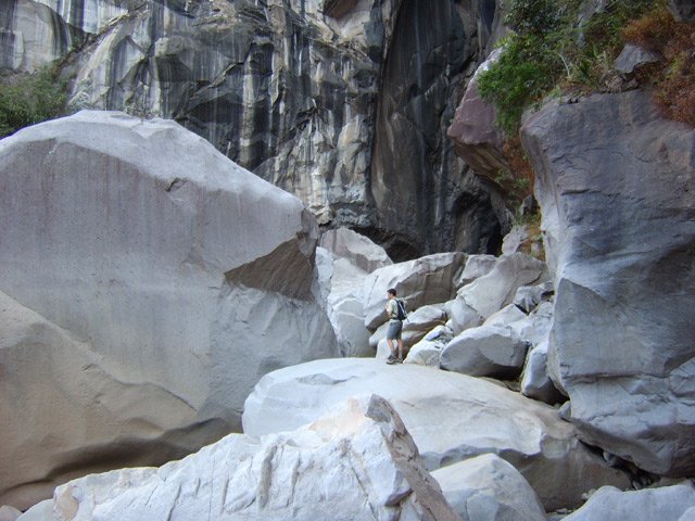 Une idée de la taille des rochers qu'il faut passer pour entrer dans la Chapelle
