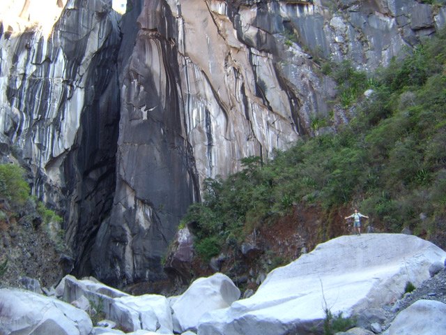 Les derniers blocs avant l'entrée du canyon