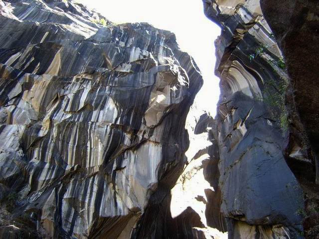 La lumière joue dans la caverne en fonction de l'heure