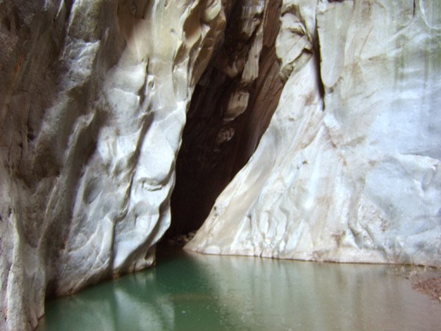 La bruyante cavité et sa cascade du fond (encore invisible) qui se mérite
