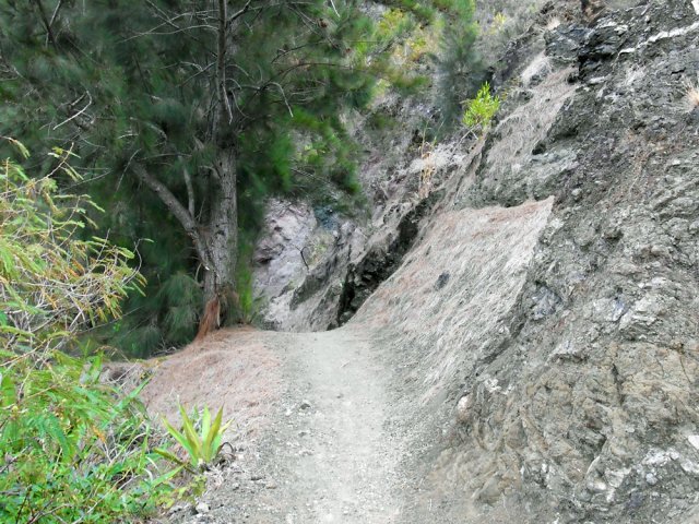 Sentier sableux qui peut être glissant