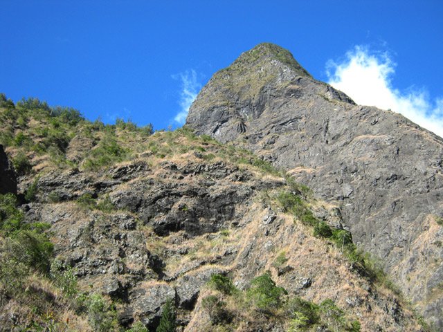 On a l'impression de contourner le Piton des Calumets depuis Roche Plate