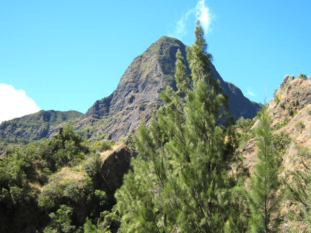 Une vue en contre plongée du Piton des Calumets qui domine la Roche Ancrée