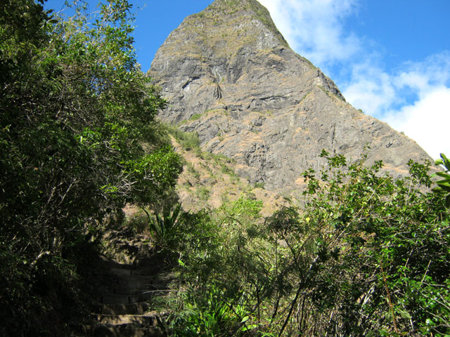 Le Piton des Calumets dans la remontée de la Roche Ancrée vers Grand Place
