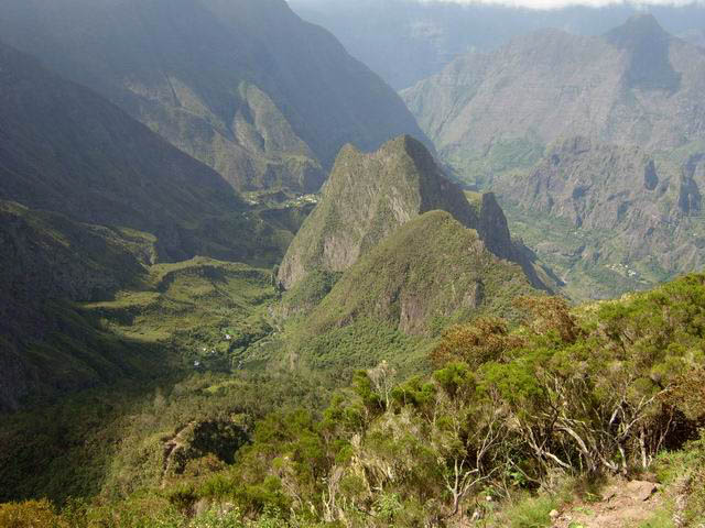 Les Ilets des Orangers et la Crête des Orangers durant la descente vers la Brèche