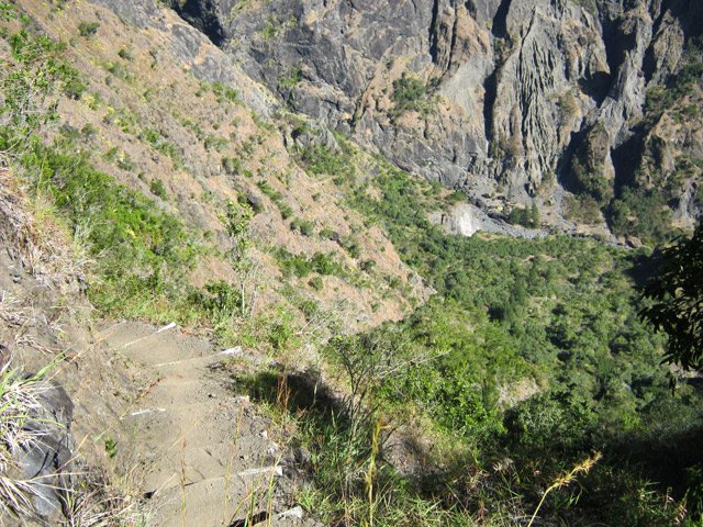 La rivière diminue à vue d’œil avant d'arriver au col