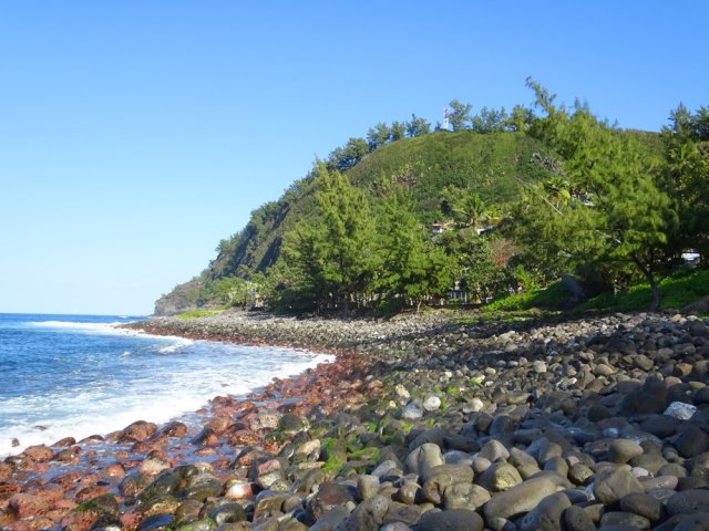 La plage aux gros galets, interdite à la baignade