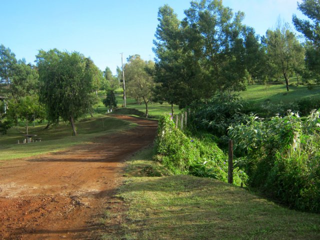 Nouvelle traversée de l'aire du Relais en dominant la Ravine de Manapany