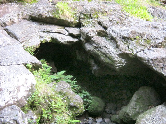 Une des multiples grottes de la Ravine Pont Rouge