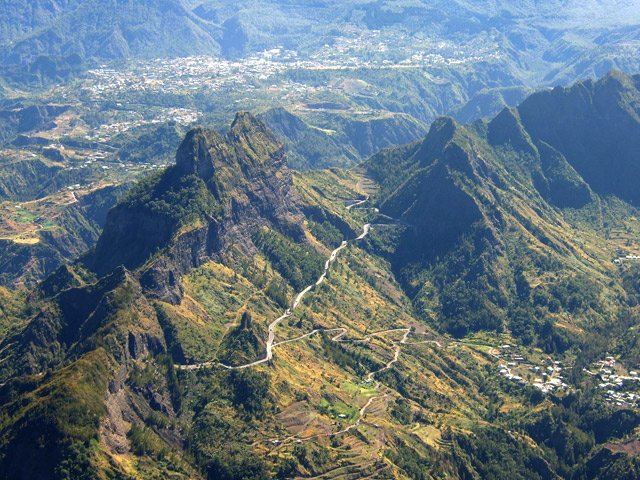 Vue sur la route de Cilaos, le Gros Morne de Gueule Rouge, le Piton Morel et Palmiste Rouge