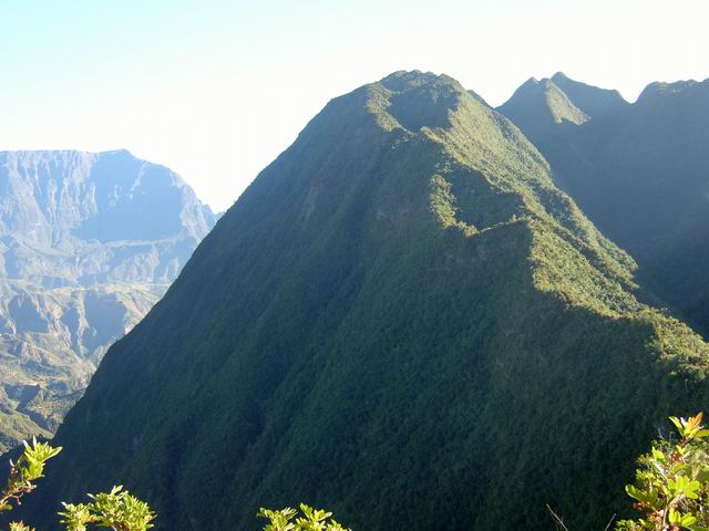 A droite, le Dimitile ; à gauche, le Grand Bénare. Sur la crête, le sentier