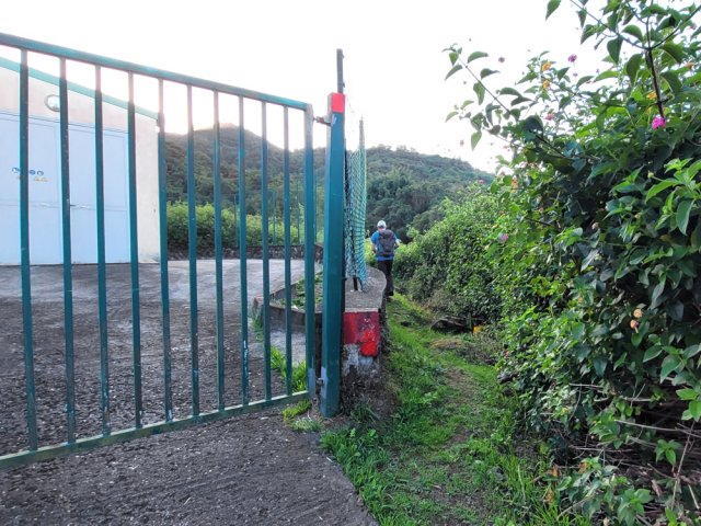 Début du sentier contre le réservoir d'eau