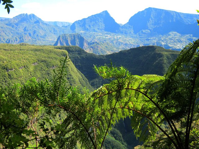Vastes panoramas sur le Cirque de Salazie en partie caché par l'Eperon