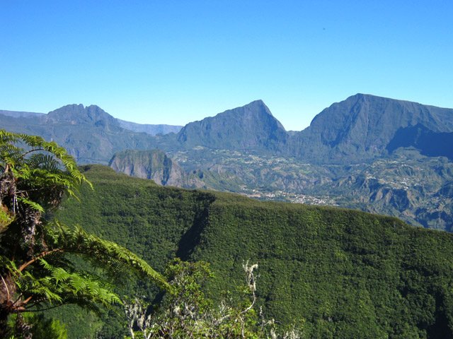 Plus loin, dans la descente, on voit encore plus Salazie