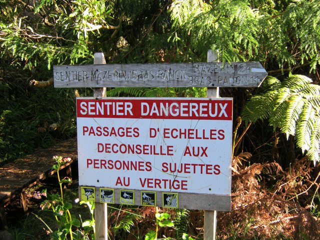 Des deux côtés, les panneaux indiquent encore 11 heures