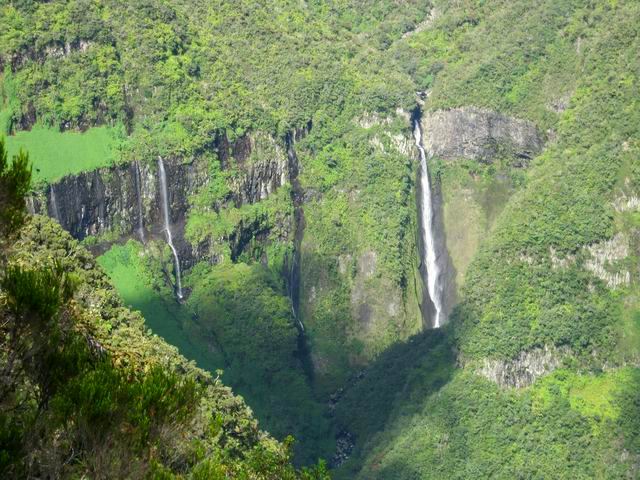 Beau panorama sur le Trou de Fer et la Cascade de la Ravine Mazerin