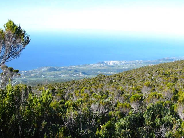 Vue sur l'océan et les villages littoraux