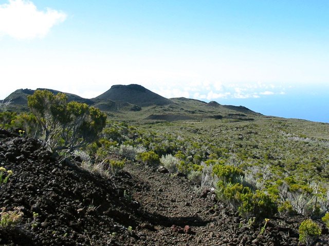 On laisse les Puys Ramond pour poursuivre vers la Fournaise
