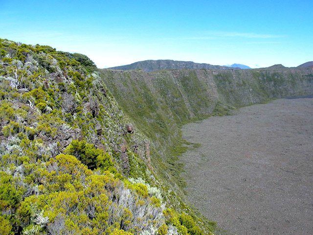 Arrivée au bord de la caldeira pour de magnifiques panoramas sur l'Enclos Fouqué