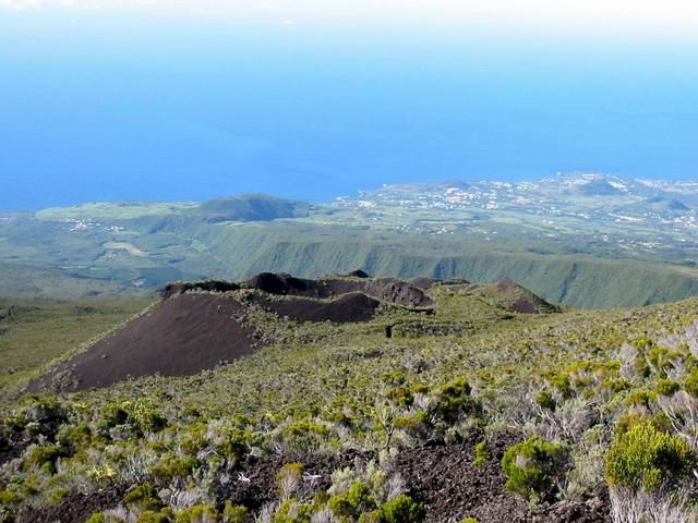 Anciens cratères du Piton Rick et une belle vue sur l'océan et Vincendo.