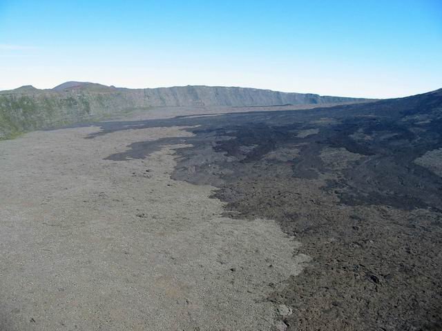 Les coulées de lave de l'Enclos Fouqué. A l'horizon : le Pas de Bellecombe.