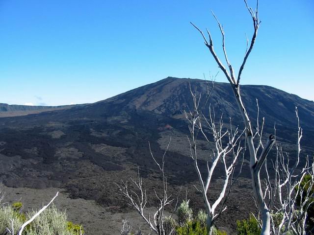 La face sud de la Fournaise observée depuis le Piton de Bois Vert.