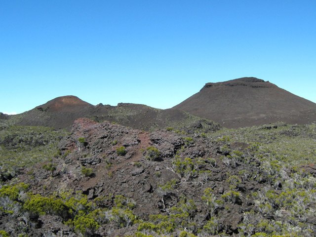 Approche des Puys Ramond. Le sentier est sur les roches volcaniques
