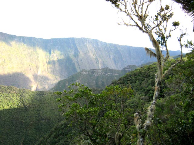 Vers le Nez de Boeuf qu'on voit à droite. Dessous, le Rein de Bouc