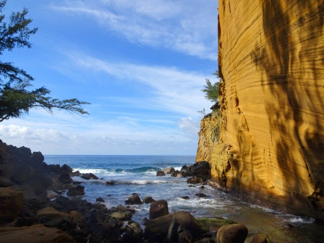 On peut s'approcher au plus près de la falaise ocre