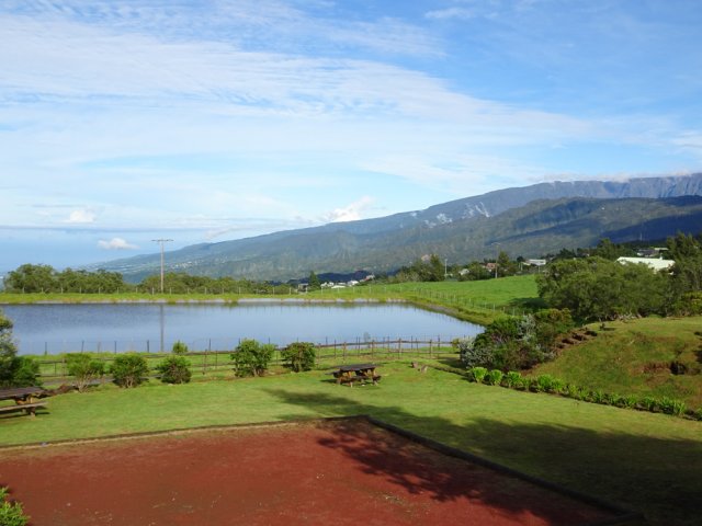 Panoramas sur les pitons et l'océan depuis la réserve d'eau au départ