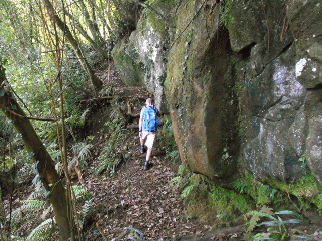 On longe ou l'on contourne plusieurs barres rocheuses